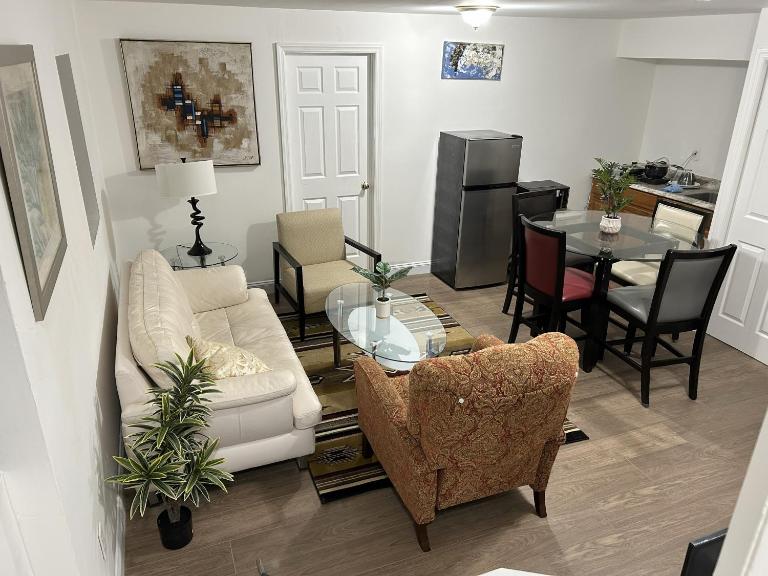 1BR Apartment - Unit B - With Parking and 10min Walk to NYC Train Station - B&B Mount Vernon