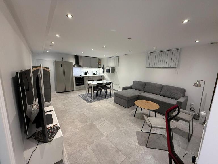 Fresh and newly renovated basement apartment - Bed and Breakfast Malmö