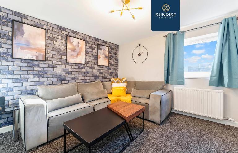 LAW 1 - is 4 Rooms with Tv's, 5 Beds, 2 Bathrooms, Private Parking, Fully Equipped by SUNRISE SHORT LETS DUNDEE - B&B Dundee