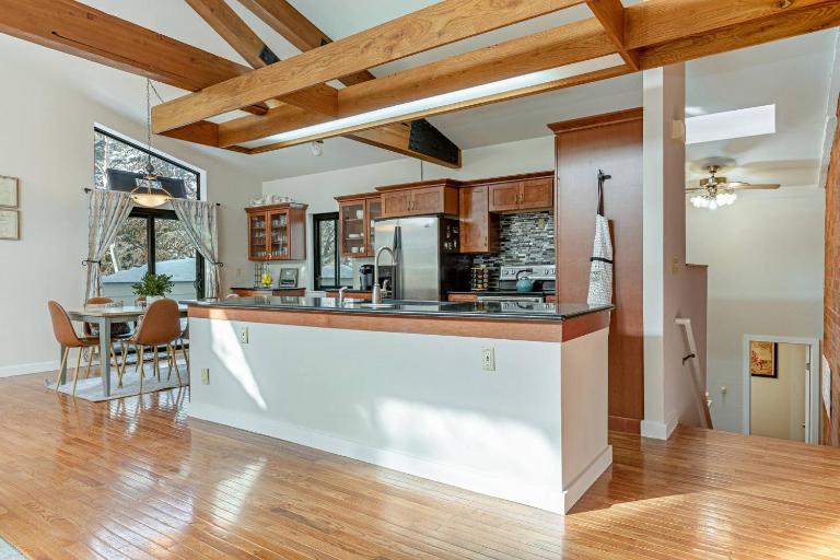 Warm Mountain Home - 2 minute walk to Ski Shuttle - B&B Avon