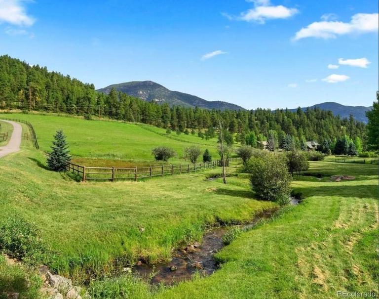 Modern barn by the creek - B&B Evergreen