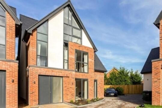 Stunning detached 4-bed luxury Wilmslow home - B&B Wilmslow
