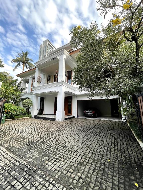 Large Garden Oasis Home in Kemang - B&B Yakarta