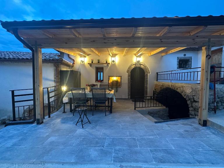 Ana & Angelo Boutique House Vuno Himarë - Bed and Breakfast Vuno