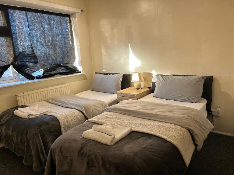 Contractor & Family Friendly House Romford - B&B Havering atte Bower