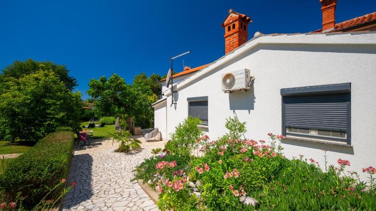 Beautiful Villa Ivona with garden in Medulin - B&B Medulin