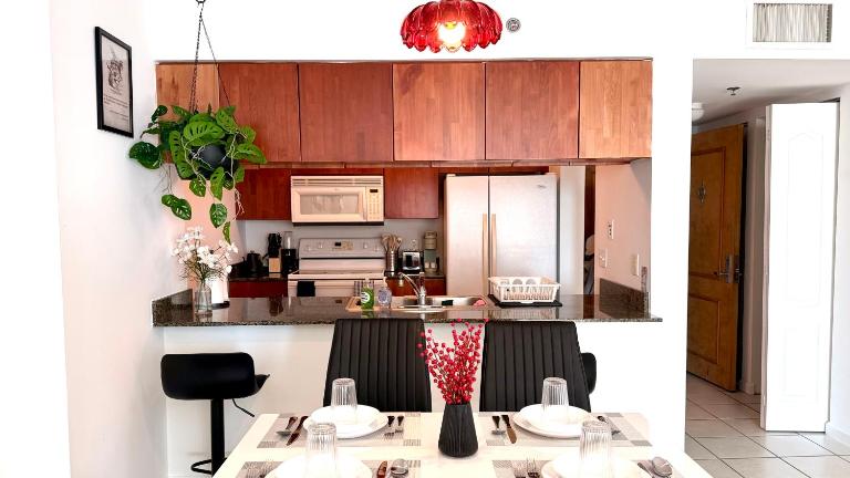 Skyline Dreams | Elegant Condo with Bay Views - B&B Miami