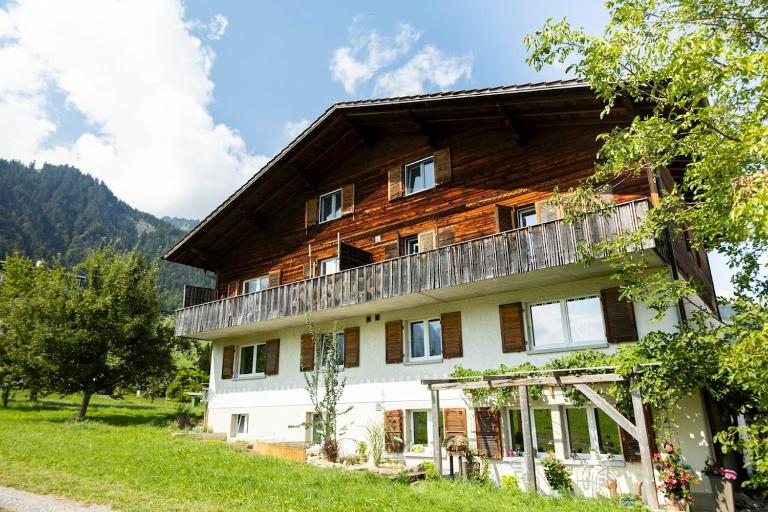 Sunny Renovated Alpine Apartment by Interlaken - B&B Frutigen