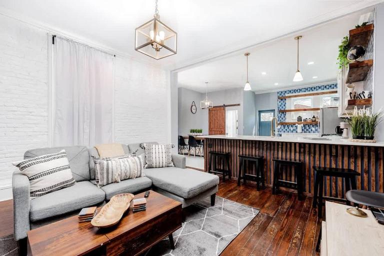 Home 4/ King Beds - Large Garage by StayStLouis - Bed and Breakfast Soulard