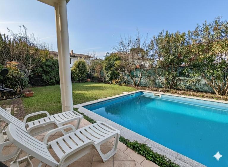 Villa Garda Harmonia - pool, garden - lake by feet - Chambres d'hôtes Desenzano del Garda