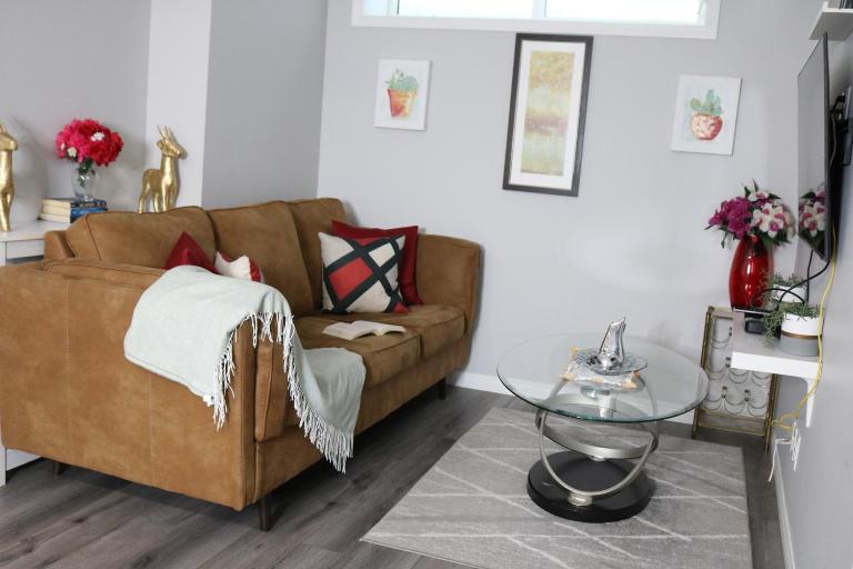 Lovely 2Bd 1Bth suite Free pking separated HVAC - B&B Calgary