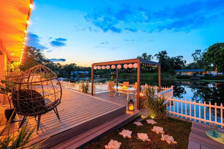 Heaven on the Water with Deck & BBQ, just 5 min to Beach - B&B St. Petersburg