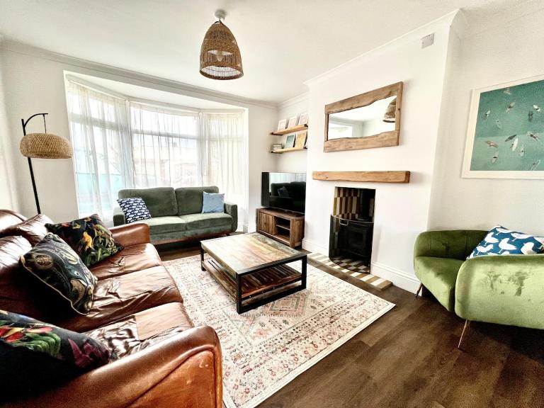 3-Bedroom Holiday Home, Newquay with Garden & Parking - 150 Steps to the Beach! - B&B Newquay