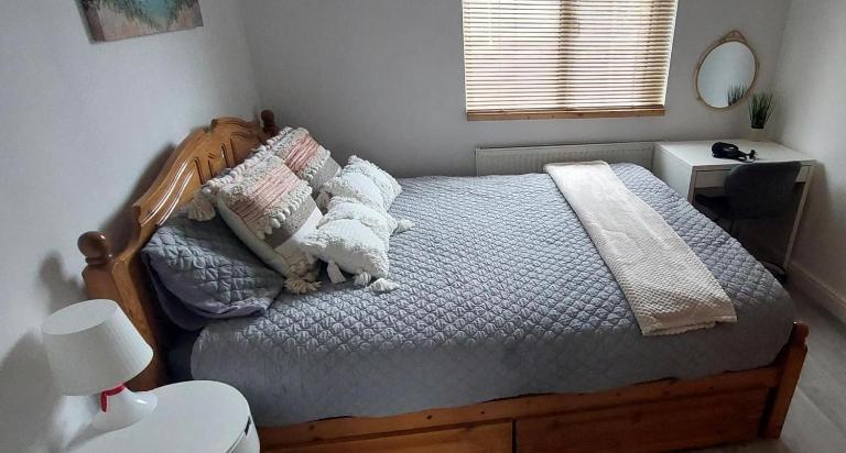 Couples Business Family- WiFi- Parking- Sleeps 2 - Bed and Breakfast Foleshill