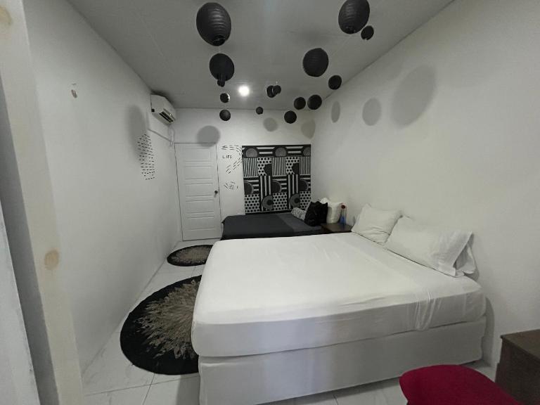 Uptown POS 2 bedroom WiFi, AC, coffee walkable to everything - B&B Port of Spain