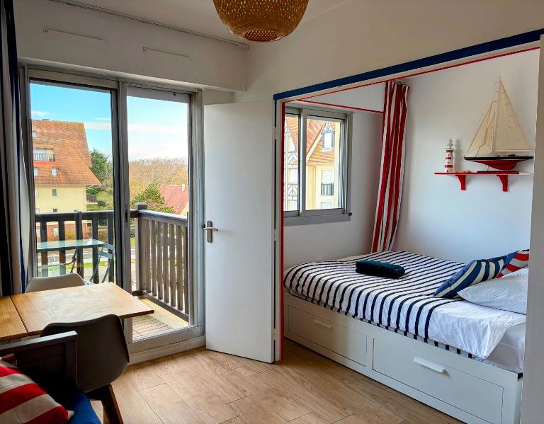 Ambiance marine, bel appartement avec vue mer, balcon, piscine et tennis - Chambres d'hôtes Cabourg