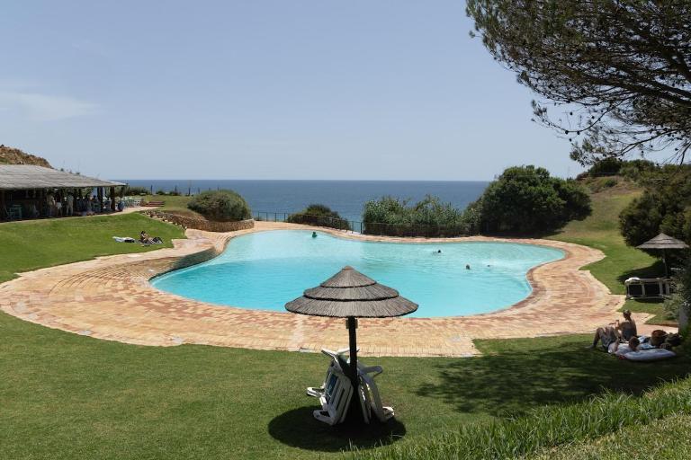Prainha 2 bed Apt with Pool, Air con and Beach Access - B&B Alvor
