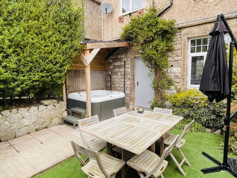 Bakewell Bliss - Hot Tub Retreat - Pet -Sleeps 7 - Bed and Breakfast Ashford