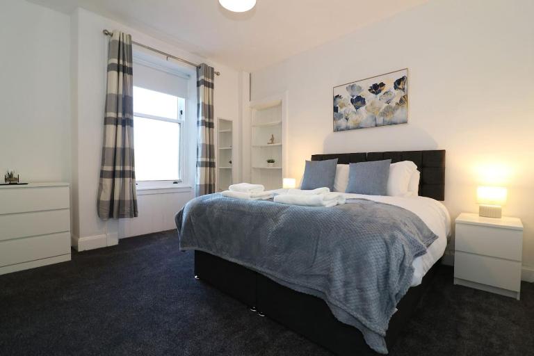 Modern 2 Bedroom Cottage Flat - Ferienwohnung Stenhousemuir