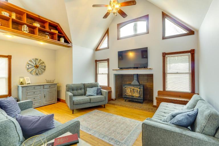 Century Old Farmhouse in Fulton: 6 Mi to Town! - B&B Fulton