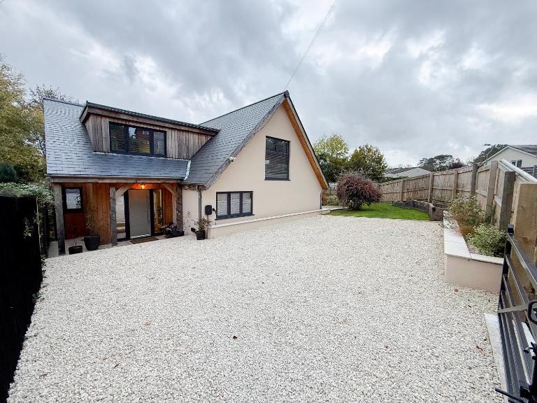 Beautiful 4-Bed Home - Gated Parking with EV Charging - Garden - Ferienwohnung Abbotskerswell