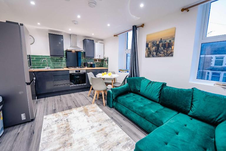 Modern 2BR Flat Steps from Cardiff Pubs & Town - Chambres d'hôtes Cardiff
