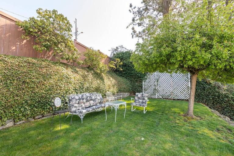 Garden Retreat • Deck Dining + Fire Pit - B&B Seattle