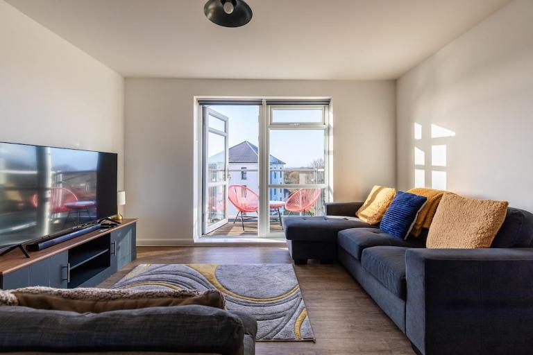 Lane End - Bright & Spacious 2-Bed Flat with Balcony & Parking - Bed and Breakfast Bristol