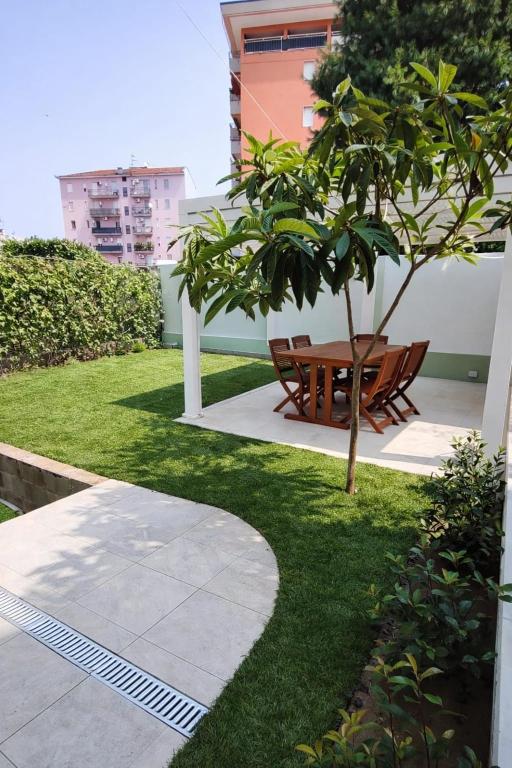 LA CORTE DEL NESPOLO - Garden & Parking - B&B Pero