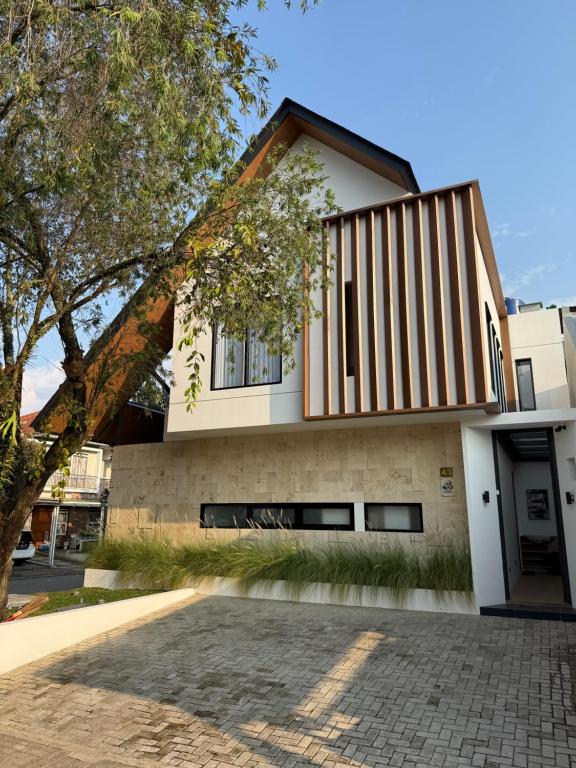 Villa Tropica - 4BDR House near Whoosh by Casa99 KBP - B&B Padalarang