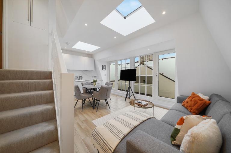 Bright 2-Bed Flat in Wandsworth, Near River Thames - B&B London