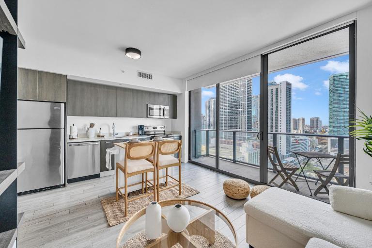 Casas Collection - Luxury High-Rise Condos - Downtown Miami - Pool & Gym - City & Ocean Views - B&B Miami
