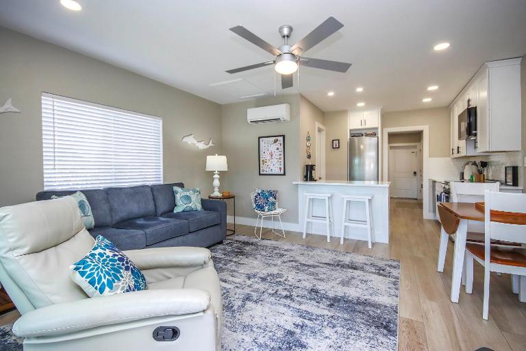Relax & Unwind 1BR Near Beach Colony Inn 41 - Bed and Breakfast Sanibel