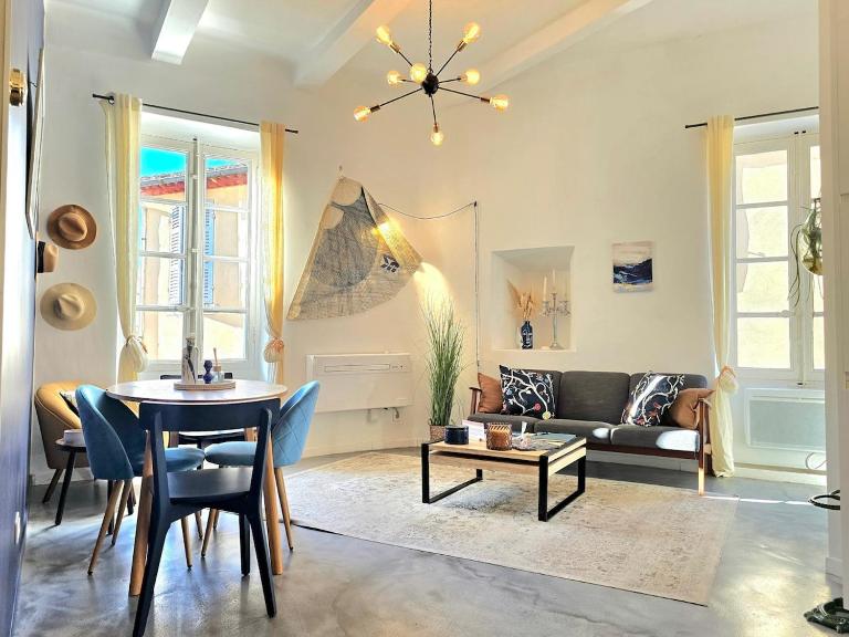 Azzurella - Suberbe T2 tout neuf, à 3min du vieux port avec parking inclus - BY AURAconciergerie - B&B La Ciotat