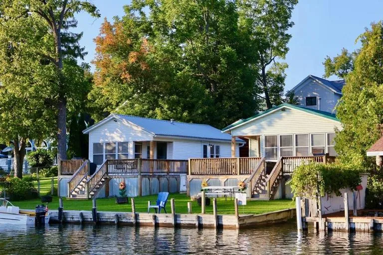 Inn Between Waterfront Cabins - Bed and Breakfast Indian River