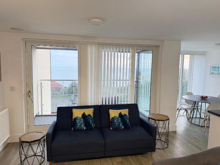 Seaview West Coast - Exceptional - 2 Bedrooms Sleeps 5 -Stunning Sea Views - 500 metres to Beach - B&B Bournemouth
