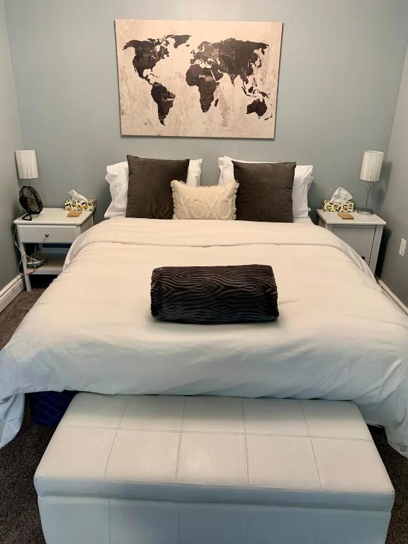 Peaceful Bay Getaway Entire Private Suite -1 bedroom, 3 beds - B&B Winnipeg