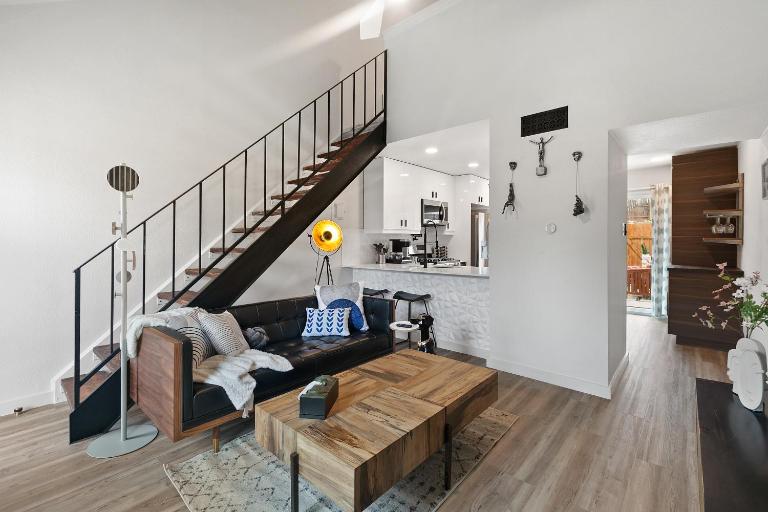 Contemporary Couples Getaway Near Austin Favorites - Loft 21 - B&B Austin