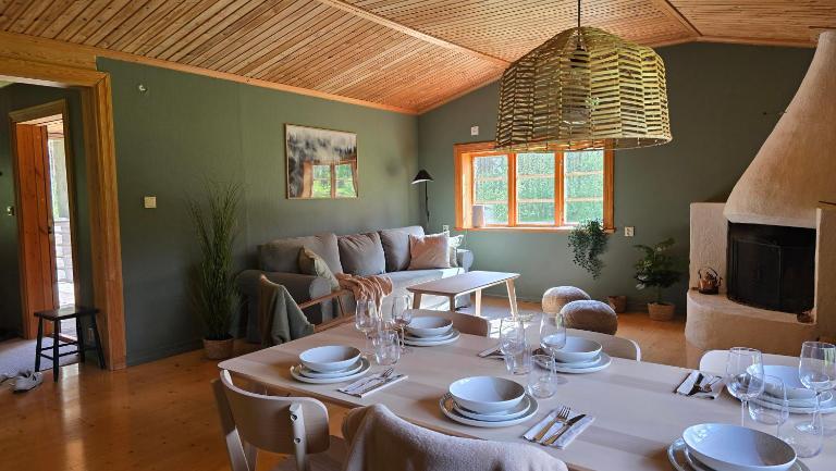 Peaceful Forest Cabin in Dalarna with Fireplace & Patio - B&B Malung