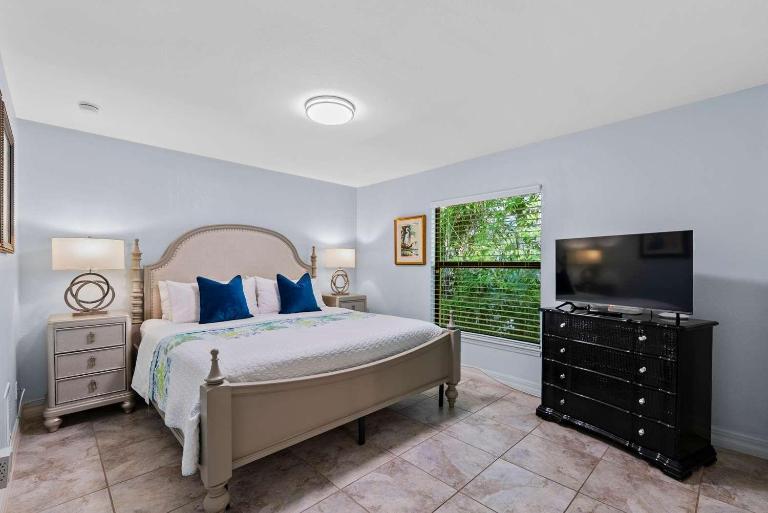 Le Monaco - 1 BR Romantic Condo! Getaway Steps from 5th Ave S Stylish Coastal Retreat with King Bed Beach Access and Prime Location, Near Dining Shopping and Sunset Views! - B&B Naples