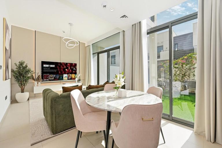 Golden Stays - Tranquil 4BR Villa with Pool & Coastal Charms - Chambres d'hôtes Dubaï