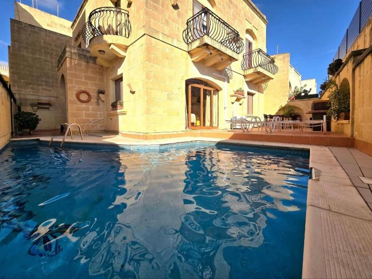Ta Carmen Farmhouse with pool - Chambres d'hôtes Qala