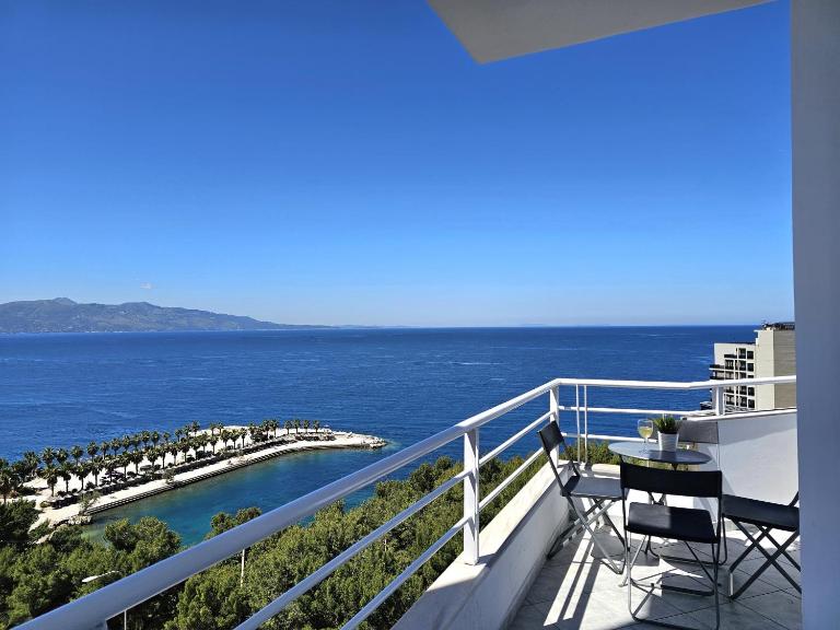 Two Bedroom Apartment With Sea View - B&B Saranda