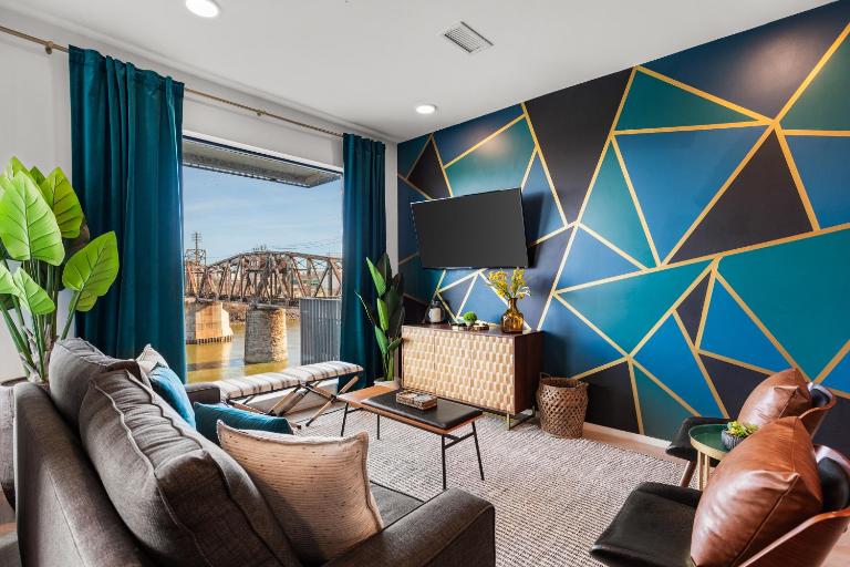 Upscale Riverview Condo with Garage plus Walk to Downtown - B&B Nashville