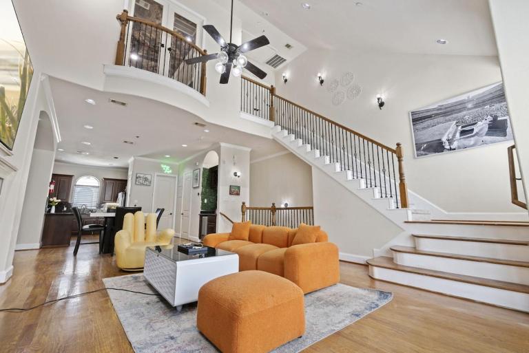 Immersive Getaway - Space, Jungle & More - Bed and Breakfast Houston