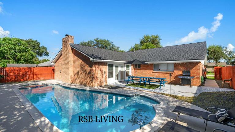 Amazing 4BR 2Bath Home with Pool & Game-Movie Room - Chambres d'hôtes Texas City