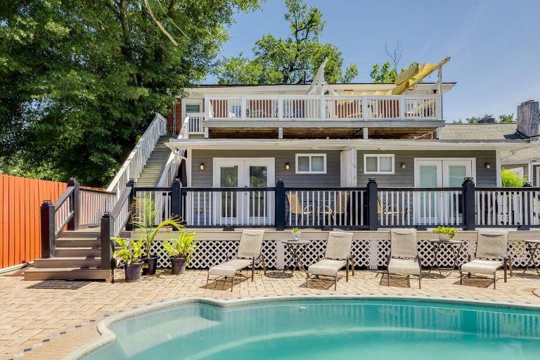 Charming Historic Condo with Pool - Ferienwohnung Savannah
