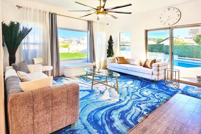 Luxe Desert Oasis, Pool, Hidden Speakeasy Room! - Bed and Breakfast Phoenix