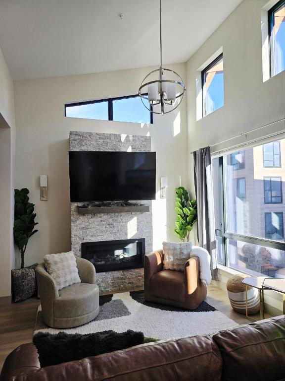 4th Street Alpine Loft - New - Central Ski Hub - King Bed, Garage Parking, Hot Tub, Great Location - B&B Silverthorne