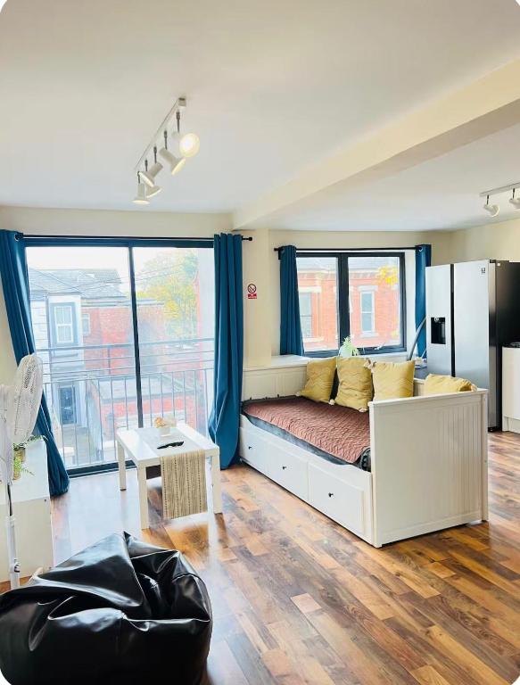 Free Parking - Modern 2BR Apt near NTU & City Centre - Bed and Breakfast Nottingham